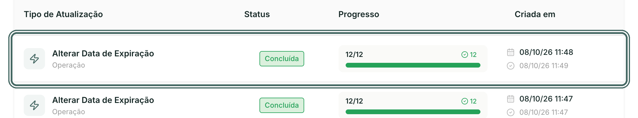 A lista mostra o tipo, o status e o progresso de cada atualização.