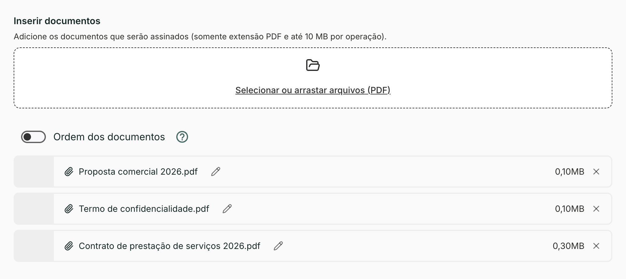Cada PDF entra na lista com o nome do arquivo, o tamanho e o botão para remover.